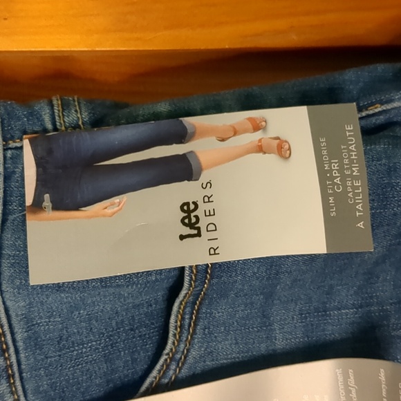 LEE* RIDERS mid rise denim capris 5 pocket zip/button fly front side slit detail - Picture 8 of 9